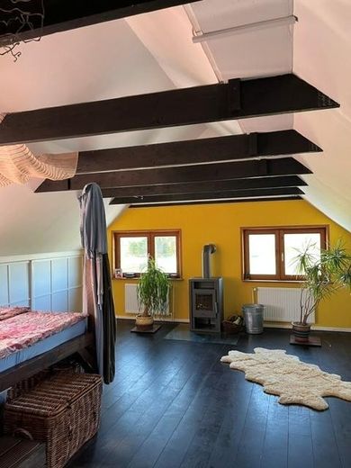 Hamburg'un kapılarında enerji verimli müstakil ev – Schlafzimmer mit Kaminofen
