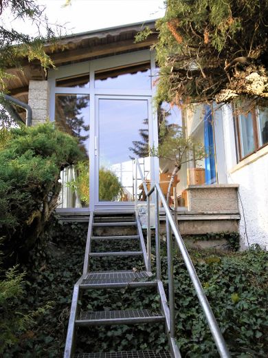Einfamilienhaus mit großem Garten in Heldburg – Treppe zum Garten