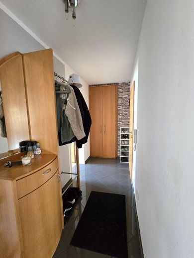 Placement financier avec perspectives – 2 logements loués + parking souterrain | 135 m² | 17.640 € de loyer annuel hors charges – 3,5-Zi.WHG - Flur