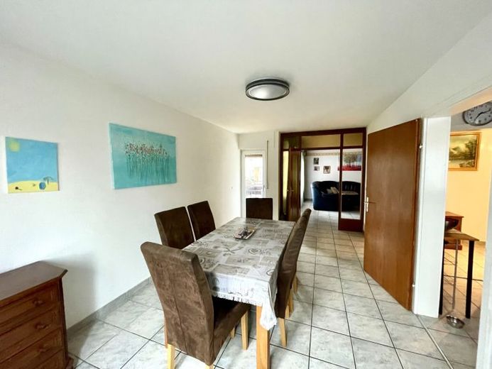 *GERÄUMIGE 4,5 ZIMMER ERDGESCHOSSWOHNUNG MIT GARAGE: Helle Räume, 2 Balkone, Garage, Gartennutzung* – Foto 1