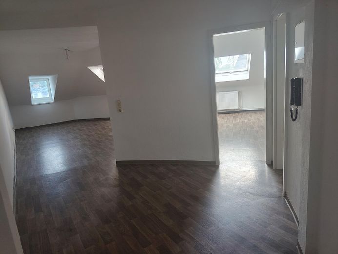 Appartement mansardé central de 3 pièces (env. 83 m²) avec climatisation et emplacement de stationnement – Wohn - & Esszimmer 3
