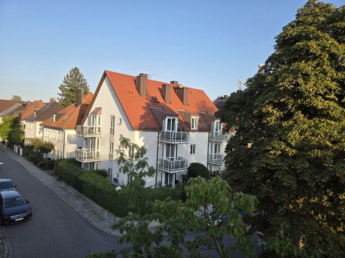 Nähe Waldfriedhof: Möblierte 2-Zimmer Wohnung im EG, kleine Anlage m. Terrasse – Hausansicht