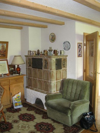  Kachelofen im Wohnzimmer