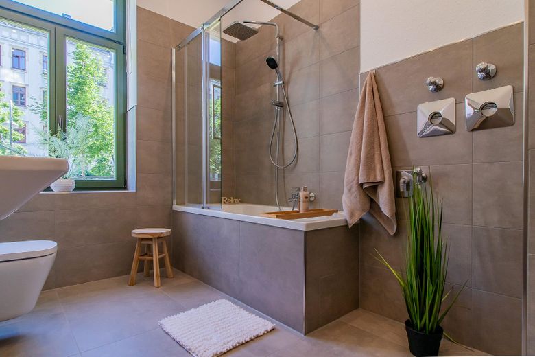 6% Rendite - neu modernisiert & vermietet: energieeffizienter Wohntraum, EBK, Wellness-Bad, Top-Lage – Bad