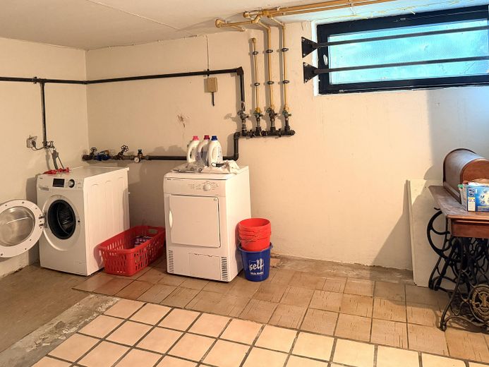 PRIVO DI PROVVIGIONE - casa unifamiliare indipendente in posizione migliore – abitare con giardino su attraente terreno d’angolo – Der große Waschraum im KG