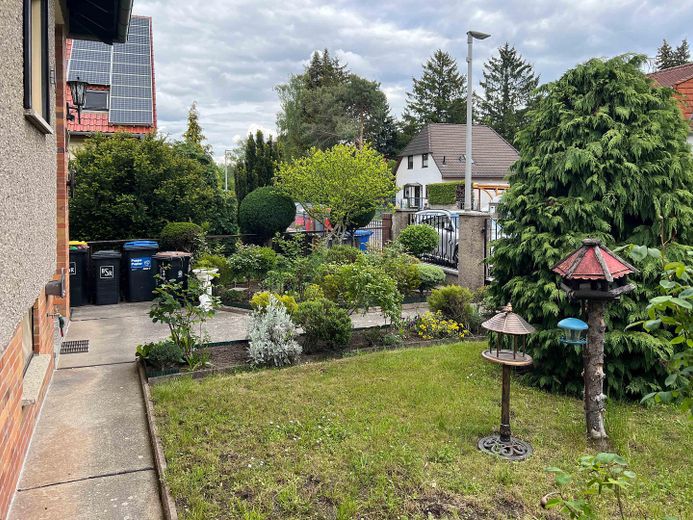 Einfamilienhaus in attraktiver Lage von Berlin-Hohenschönhausen – Garten vor dem Haus