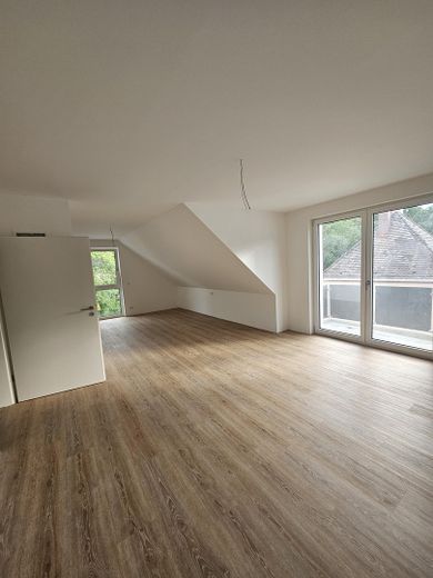 First occupancy attic apartment in the new 8-family house built to KfW 40 standard – Wohnzimmer