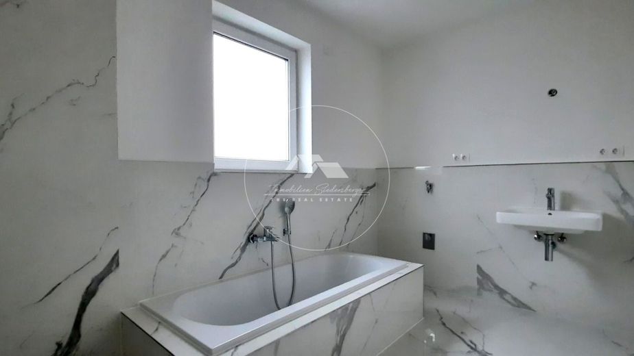 Exklusives Juwel mit großem Balkon, Designküche &amp; hochwertiger Ausstattung in Top-Lage von Teublitz – Tageslichtbad mit Waschmaschinenanschluss