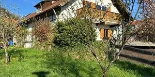 Attraktives Grundstück mit Altbestand und Bergblick – Sanierung oder Neubau möglich – Hausansicht