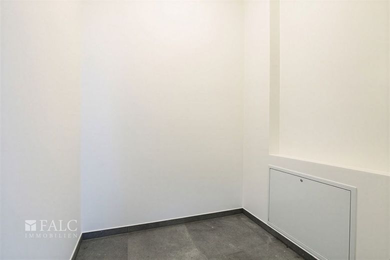 Große Fenster, große Chancen: Ihr neues Geschäft in Stolberg! – Zimmer - (KI generiert)
