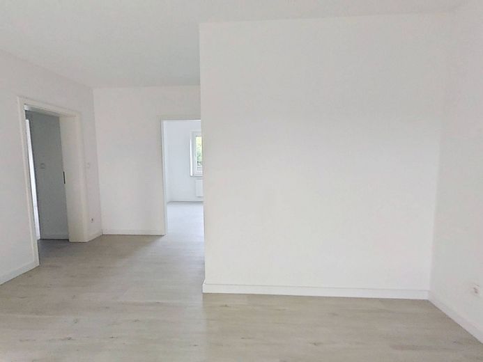 Entspannt ins Jahresende -Kaltmietfrei in den Herbst starten: Helle 4-Zimmer-Wohnung mit BALKON – Ansicht II: Wohn- und Esszimm…