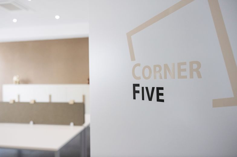 Postazioni di lavoro moderne in ambienti eleganti - Ideali per ufficio, sala trattamenti e molto altro – Corner Five