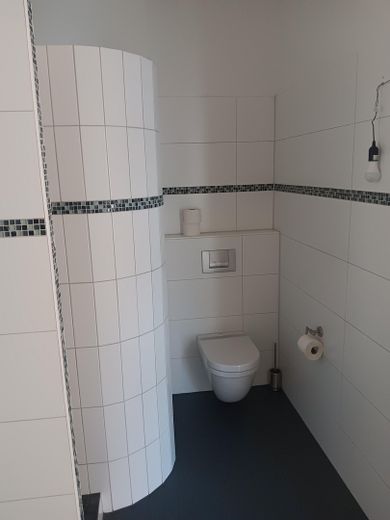 Exklusive 4-Zimmer-Loftwohnung | ca. 165 m² | TG-Stellplatz | Süd-Balkon | Frankfurt-Innenstadt – ...mit Toilette