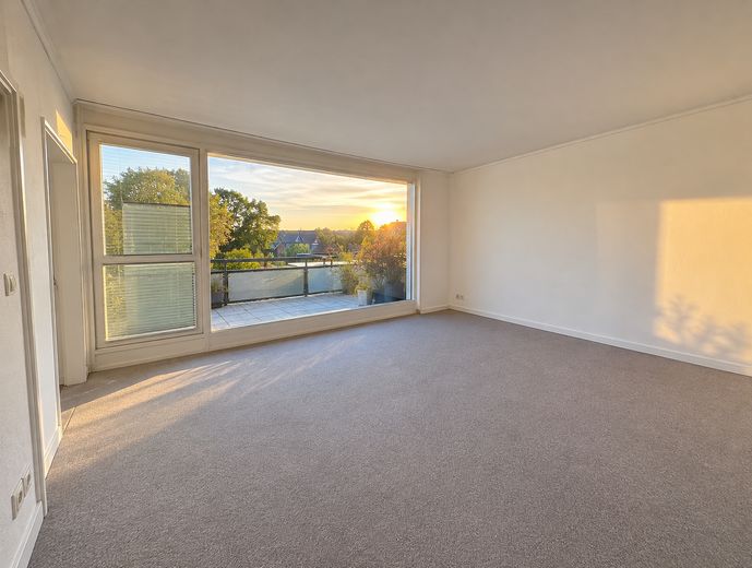 Ático inundado de luz con generosa terraza en la azotea – Wohnzimmer