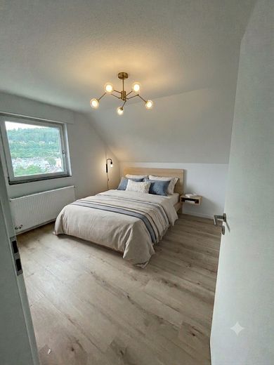 Erstbezug nach Sanierung: Helle 3-Zi.-DG-Wohnung mit Blick auf Burg & Stadt – Schlafzimmer