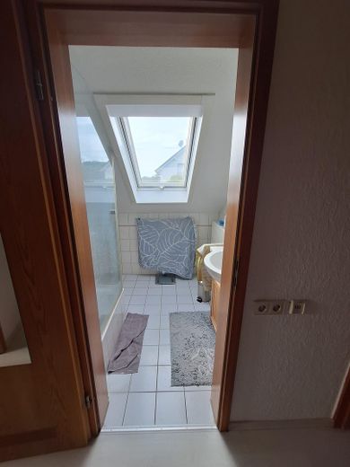 Gemütliche Dachgeschosswohnung 4 Zimmer mit Einbauküche in ruhiger Wohngegend – Bad