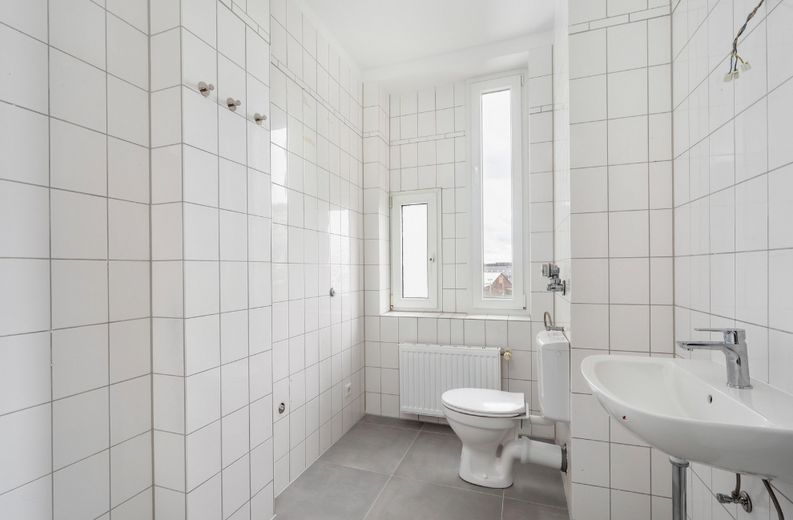 Leben in einer renovierten 3-Zimmer Wohnung mit Balkon – Badezimmer