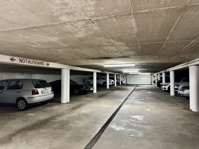 *PROVISIONSFREI* Helle 4-Raum-Wohnung mit 2 Balkonen in gepflegtem Haus – Tiefgarage