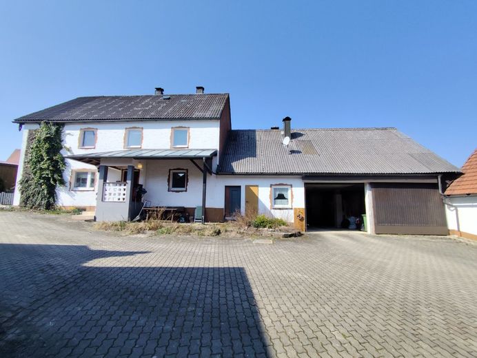 Landleben Deluxe: Großzügiger Dreiseitenhof mit Werkstätten, Maschinenhalle und Gartenparadies in Immenreuth! – Wohnhaus mit Garagenanbau + Technikraum