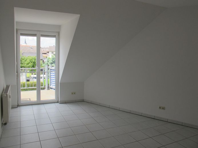 helle moderne DG 4 Zi im Ort Hirschaid auch Eigennutzung, Hobbykeller, 2 Bakone, Garage – Schlafzimmer mit Westbalkon