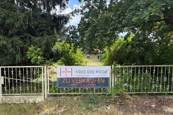 Ampio terreno edificabile con possibilità di costruzione di due case unifamiliari