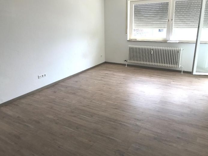 Schöne, helle 2 Zi.-Whg. mit Balkon und Garage in Ditzingen-Heimerdingen zu verkaufen – Wohnbereich Blick zum Balkon