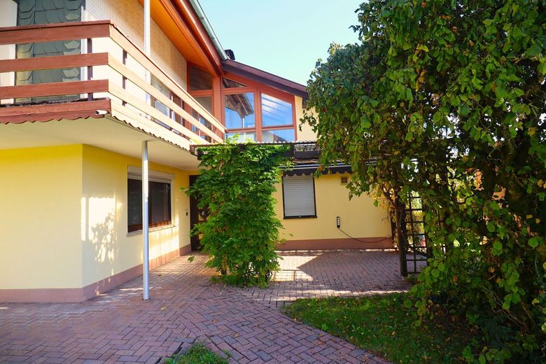 PROVISIONSFREI für Käufer! 5-Zimmer-Wohnung in Bestlage bei Coburg mit atemberaubendem Fernblick – Wunderschöne, uneinsehbare Terrasse