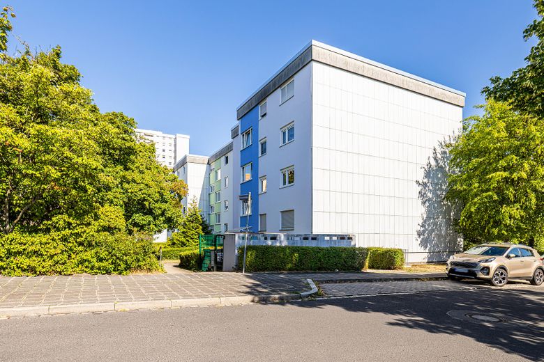 Modernize edilmiş, yeni baştan kapsamlı yenilenmiş 2 odalı kat mülkiyeti dairesi | 61 m² | Güney balkonu – Außenansicht