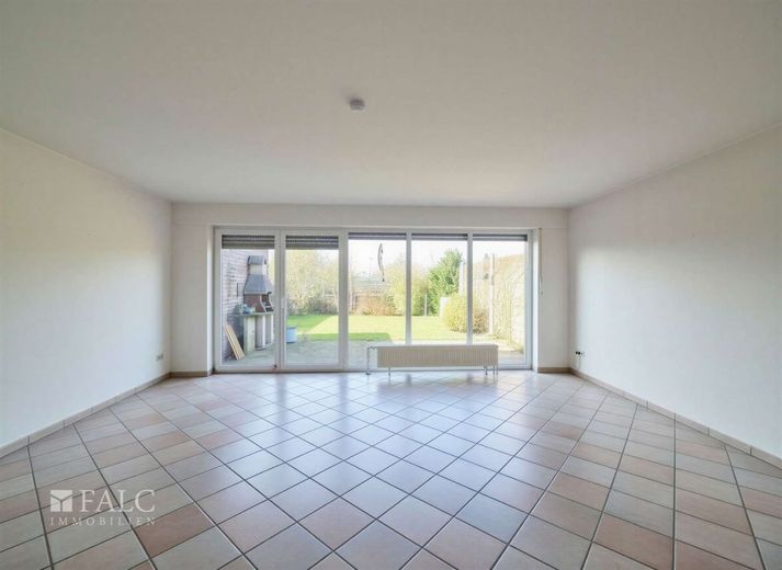 Ruheoase mit Weitblick: Lichtdurchflutetes Einfamilienhaus in Rheinnähe – Wohnzimmer