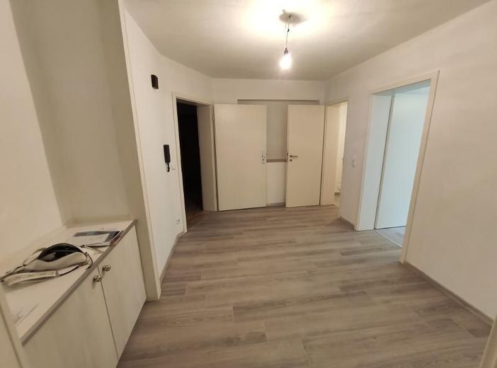 2 Zi. Souterrain Wohnung mit Terrasse und Garten (optional) – Vorraum Bild 2