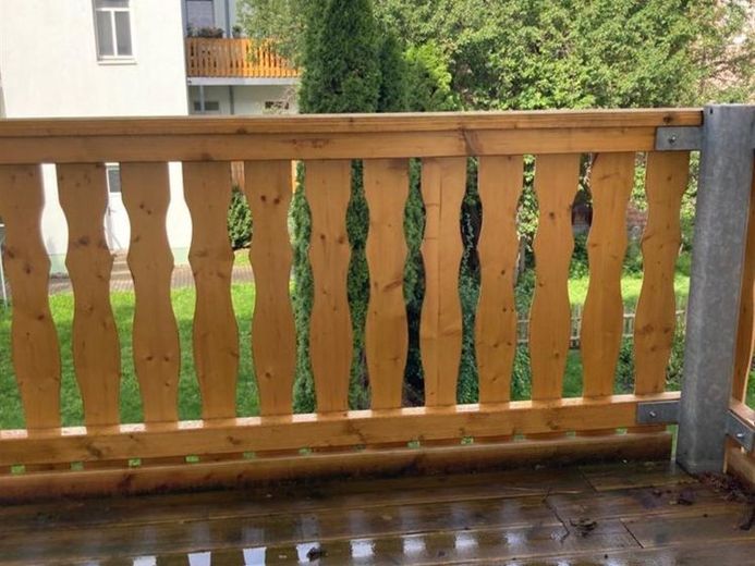 Małe 2-pokojowe mieszkanie z podłogą laminowaną, balkonem i otwartą kuchnią w spokojnej lokalizacji! – Zdjęcie 1