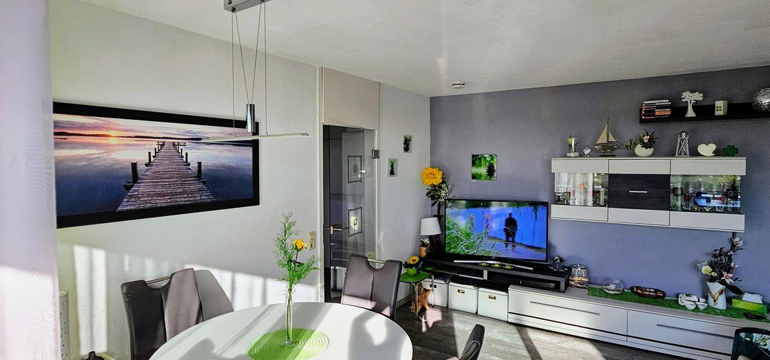 Zentrumsnahe, hochwertige, helle und ruhige 2 Zimmer Penthouse - Wohnung mit Aufzug – Blick vom Balkon ins Wzi