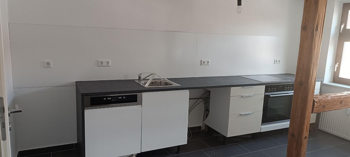 Frisch sanierte 2-Zimmer-Wohnung mit Einbauküche & neuem Kühlschrank in Aken (Elbe) – 1. OG, 37 m² – moderne Küche