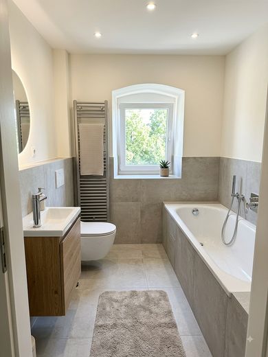 Wohnen wie im Eigenheim: 5-Raum-Maisonette, Terrasse, Garten, Erstbezug, Energiesparhaus – Bad Erdgeschoss (KI-bearbeitet