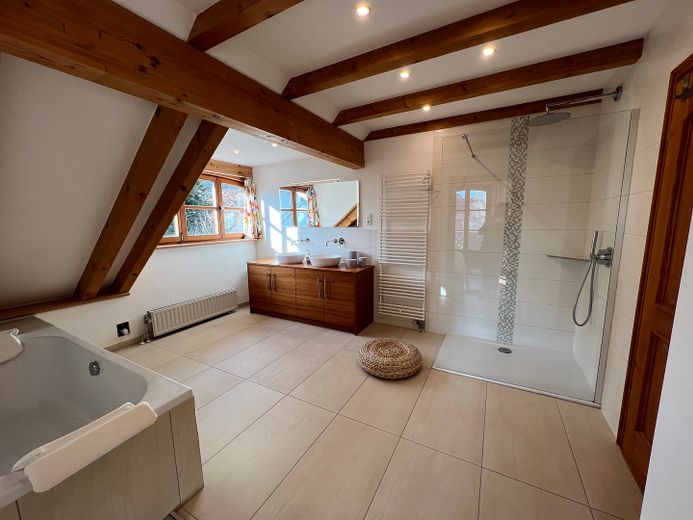 großes Bad en suite