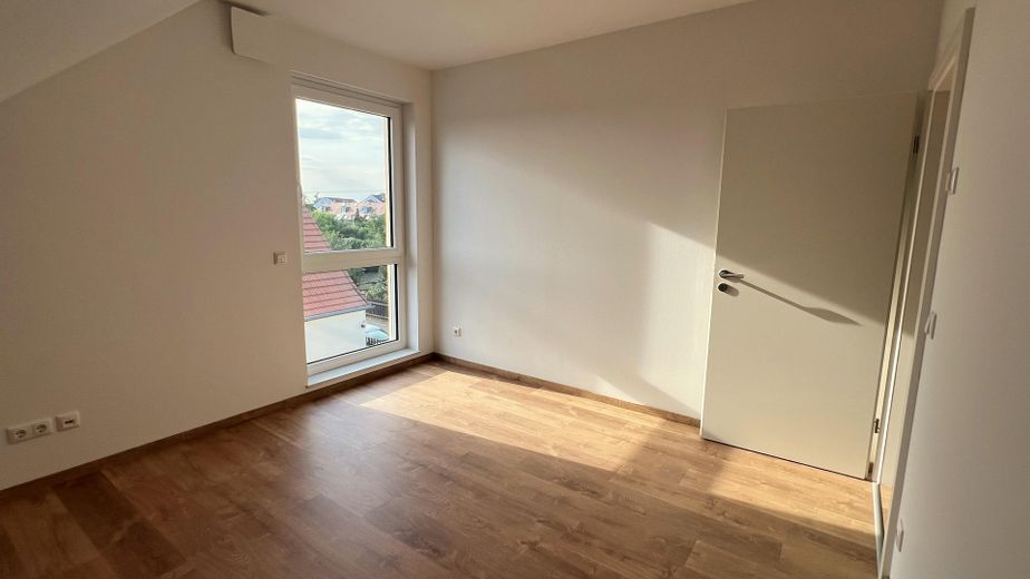 Ruhe mit Blick über Felder: Exklusives wohngesundes Plusenergie-Doppelhaus, S-Bahn fußläufig – Zimmer 2 DG