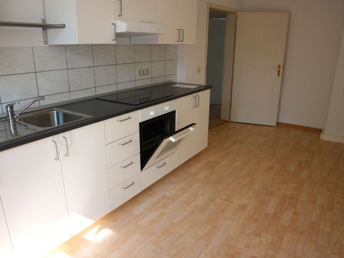 Frei ab 1.6.26 - große Küche - Laminat - zzgl. EBK *** – Foto 1