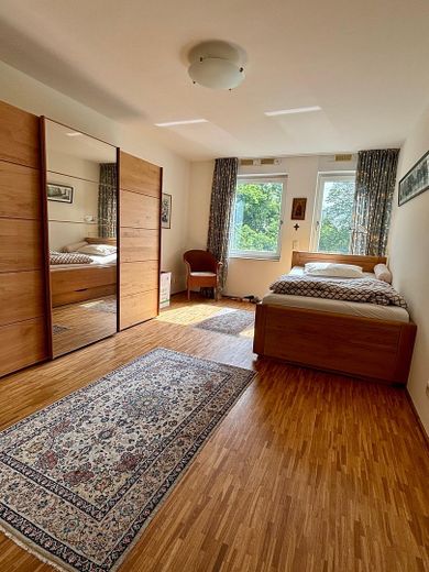 Tolle Wohnung mit großem Balkon in Kaiserswerth – Schlafzimmer