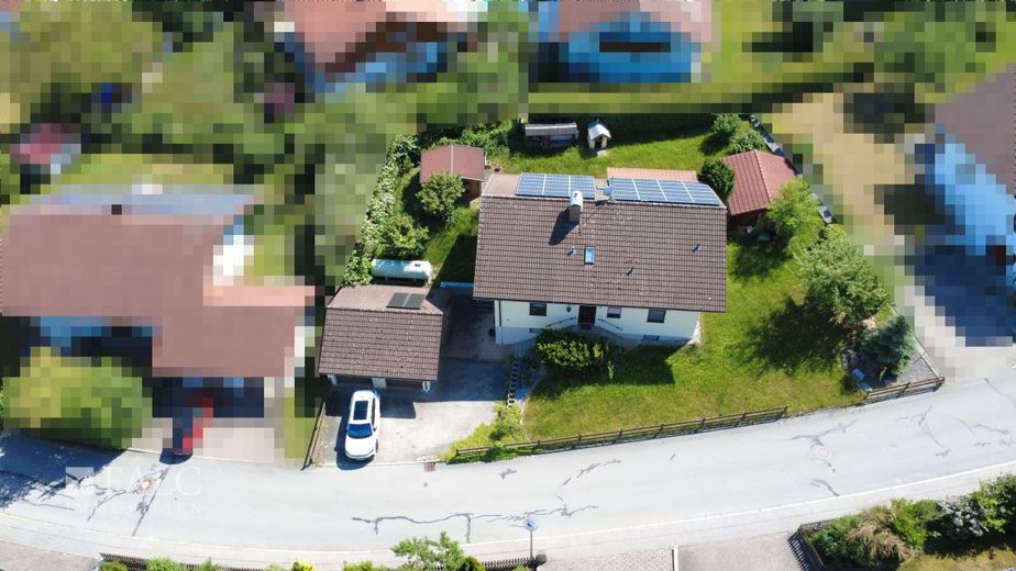 Attraktives Einfamilienhaus mit Doppelgarage, PV-Anlage und ausgebautem Keller – Außenansicht