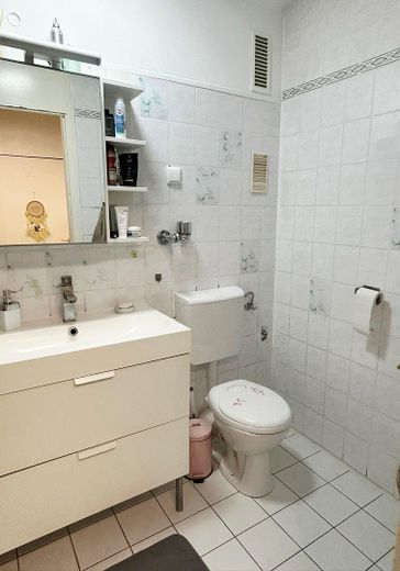 कमीशन-मुक्त! 3,5 कमरों का अपार्टमेंट 78m² – Bad mit WC (vor Renovierung)