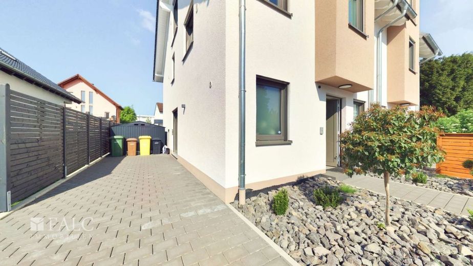 Neuwertige Doppelhaushälfte aus 2023 mit Garten – Stellplatz