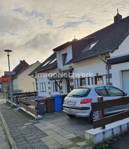 TOP***Zweifamilienhaus mit 4 Garagen im Vorort von Elsdorf***NEU – Front