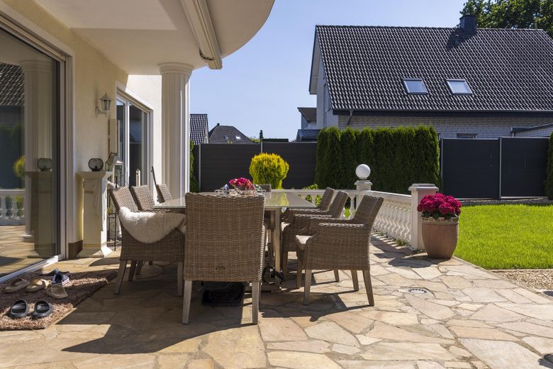 Viel Platz, wenig Energiekosten – Neuwertige Stadtvilla auf 367 qm  A+ – Terrasse 4