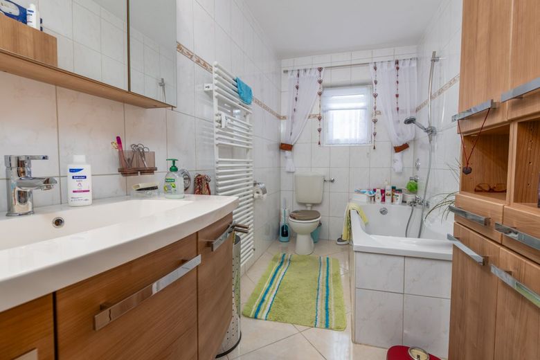 3-Zimmer-Erdgeschosswohnung in Wallgau mit Terrasse, Hobbyraum &amp; Garage – Badezimmer