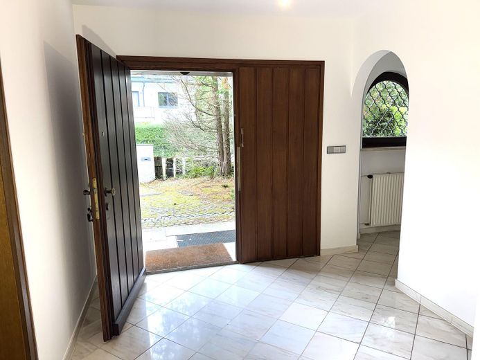 Geniş arsada kırma çatılı villa – Eingang