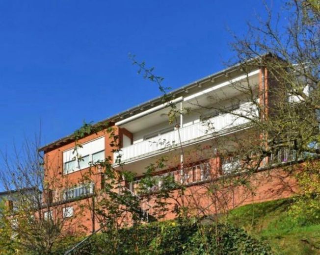 Wieder verfügbar: Große 3-Zimmerwohnung mit traumhaftem Ausblick in Alfelder Bestlage – Hausansicht