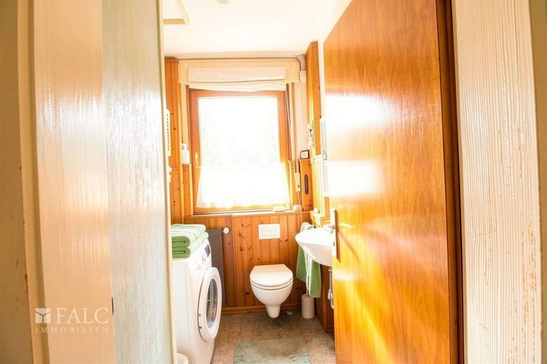 Viel Platz, tolle Lage, großes Potenzial:  Ihr neues Zuhause – Gäste-WC mit Dusche und Waschmaschinenplatz