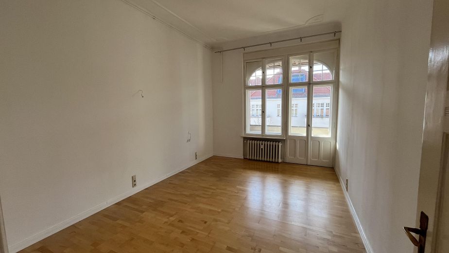 Außergewöhnliche 248 qm große Maisonette-Wohnung (4.OG & DG) mit Terrasse/Balkon/Loggia nahe Ku´damm – Zimmer gegenüber unterem Bad