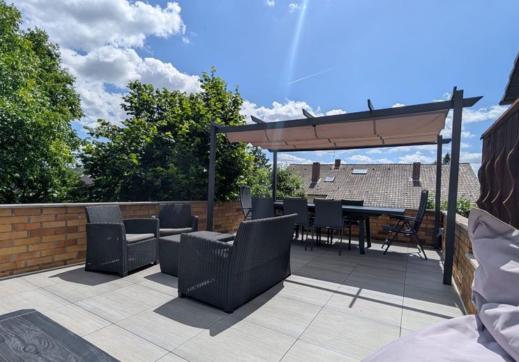 Schweinfurt yakınında misafir daireli ev, ticari salon + imarlı arsa – Terrasse auf Garage OG