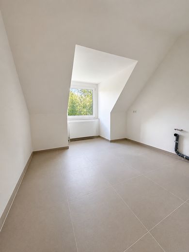 Stilvoll saniertes Dachgeschoss mit Rundbogen-Gauben und Balkon in Kirchrode – Küche